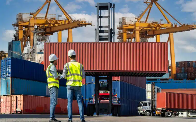 Φόρτωση εμπορευματοκιβωτίων στο κινεζικό λιμάνι – Θαλάσσιες μεταφορές από την Κίνα