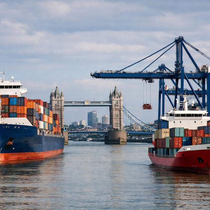 FCL vs LCL Shipping to the UK-Costs, Transit Times, Shipping Routes, and Customs Clearance