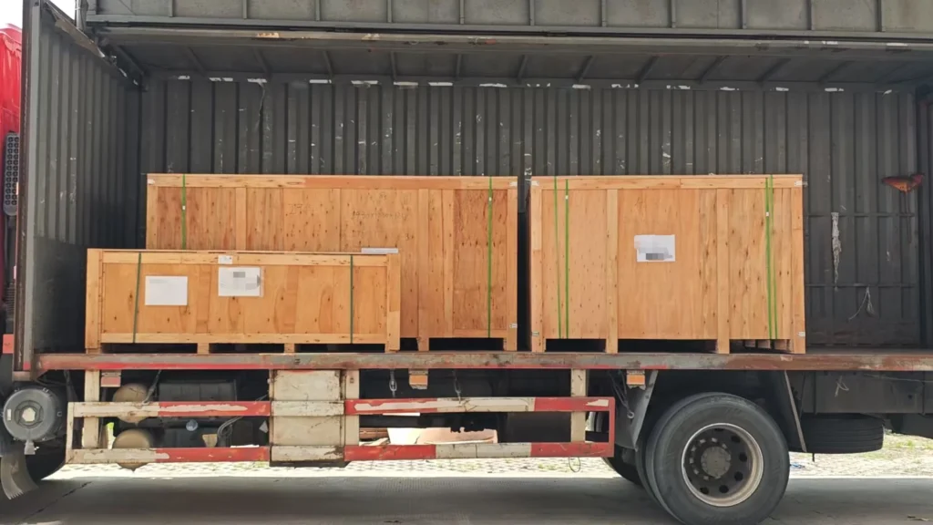 Three wooden cases containing aluminum windows and quartz stone countertops prepared for sea freight from Shenzhen to Miami