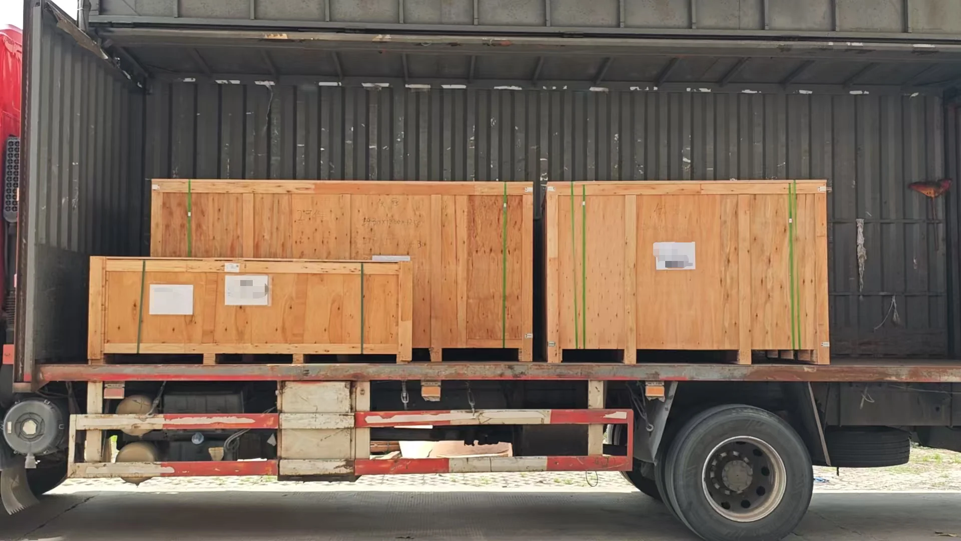 Three wooden cases containing aluminum windows and quartz stone countertops prepared for sea freight from Shenzhen to Miami